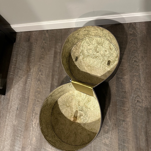 Vintage Black Round Leather Hat Box with zipper and handle - Picture 6 of 7